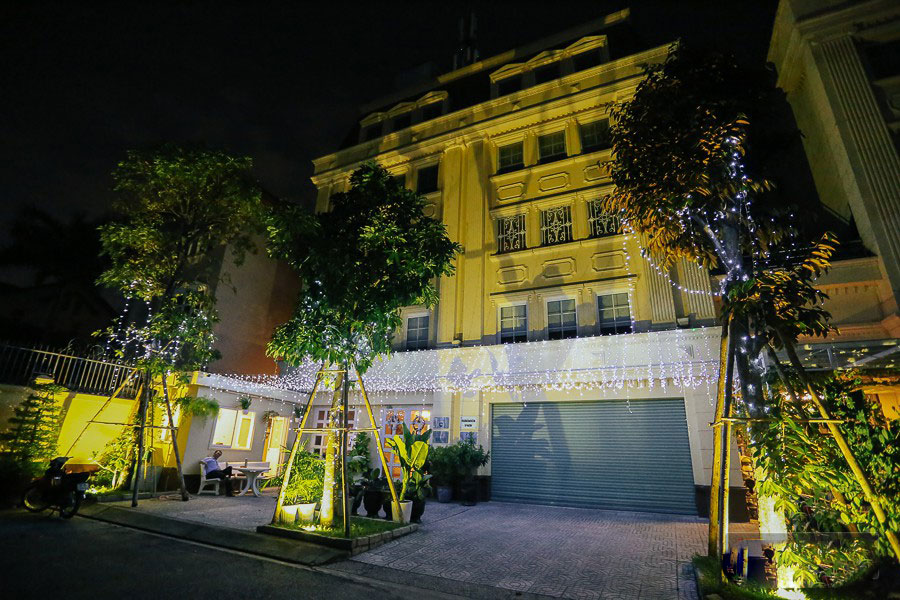 Chùm ảnh: Những chủ biệt thự ở phố nhà giàu Sài Gòn đầu tư cả chục triệu đồng trang trí Noel